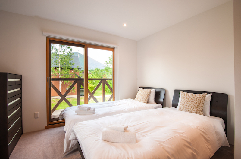 The Chalets At Country Resort Hangetsu Twin Bedroom | Hirafu, Niseko