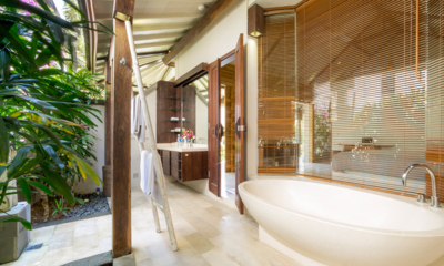 Akilea Villas Villa Kabutera Master Bathroom with Bathtub | Uluwatu, Bali