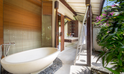 Akilea Villas Villa Kabutera Guest Bathroom with Bathtub | Uluwatu, Bali