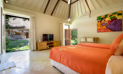 Akilea Villas Villa Kayu Merah Guest Bedroom Two with Twin Beds and TV | Uluwatu, Bali