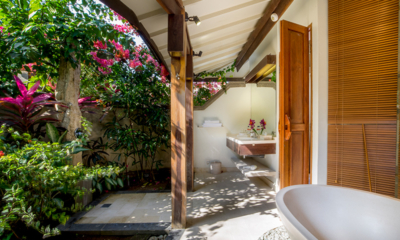 Akilea Villas Villa Markisa Master Bathroom with Bathtub | Uluwatu, Bali