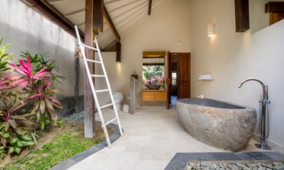 Akilea Villas Villa Markisa Guest Bathroom One with Bathtub | Uluwatu, Bali
