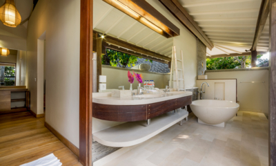 Akilea Villas Villa Markisa Guest Bathroom Two with Bathtub | Uluwatu, Bali