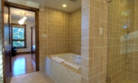 Mangetsu Lodge En-suite Bathroom | Hirafu Izumikyo 3, Niseko