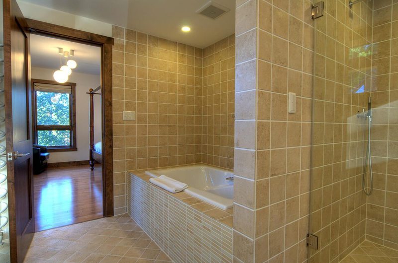 Mangetsu Lodge En-suite Bathroom | Hirafu Izumikyo 3, Niseko