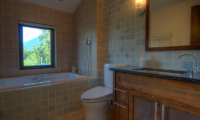Mangetsu Lodge Bathroom with Bathtub | Hirafu, Niseko