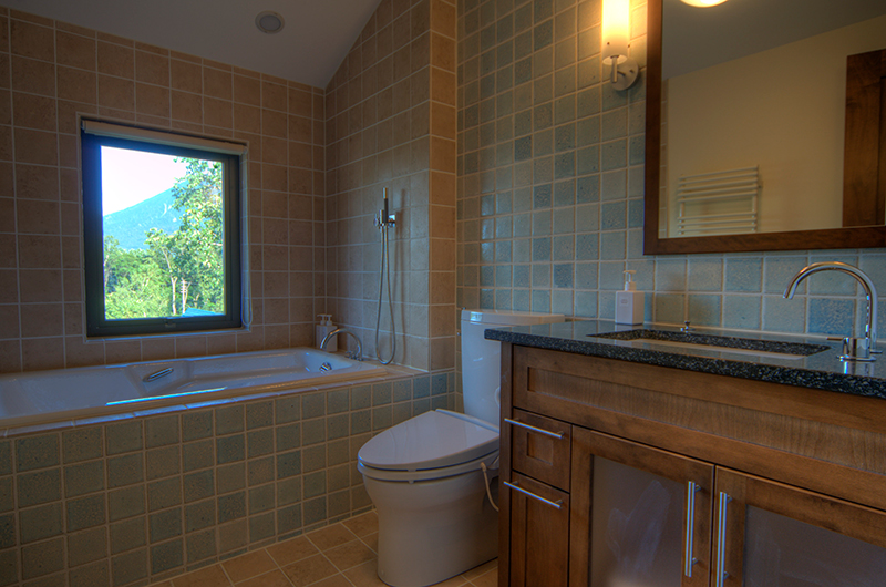 Mangetsu Lodge Bathroom with Bathtub | Hirafu, Niseko