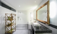 Villa Chez Ami En-suite Bathroom | Legian, Bali