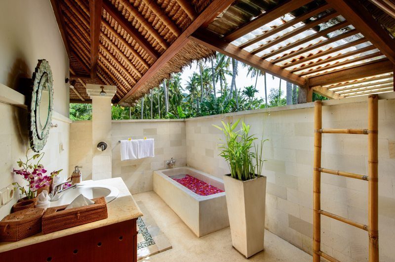 Villa Gils En-suite Bathroom | Candidasa, Bali