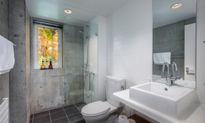 Yuki Uchi Bathroom with Mirror | Hirafu, Niseko