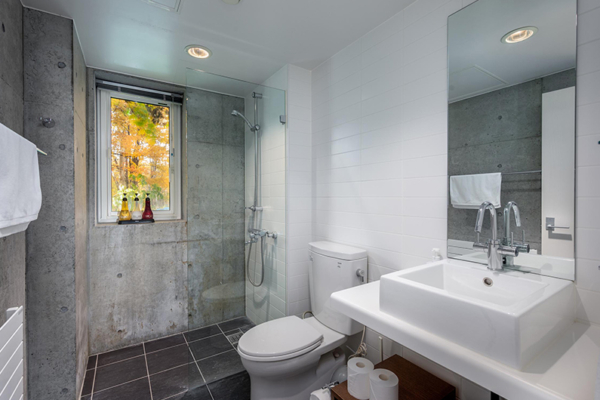 Yuki Uchi Bathroom with Mirror | Hirafu, Niseko Yuki Uchi Bathroom with Mirror | Hirafu, Niseko