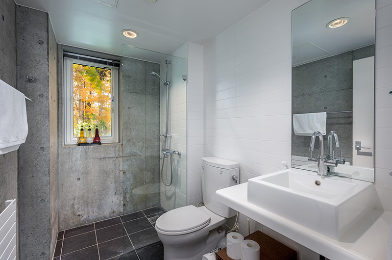 Yuki Uchi Bathroom with Mirror | Hirafu, Niseko