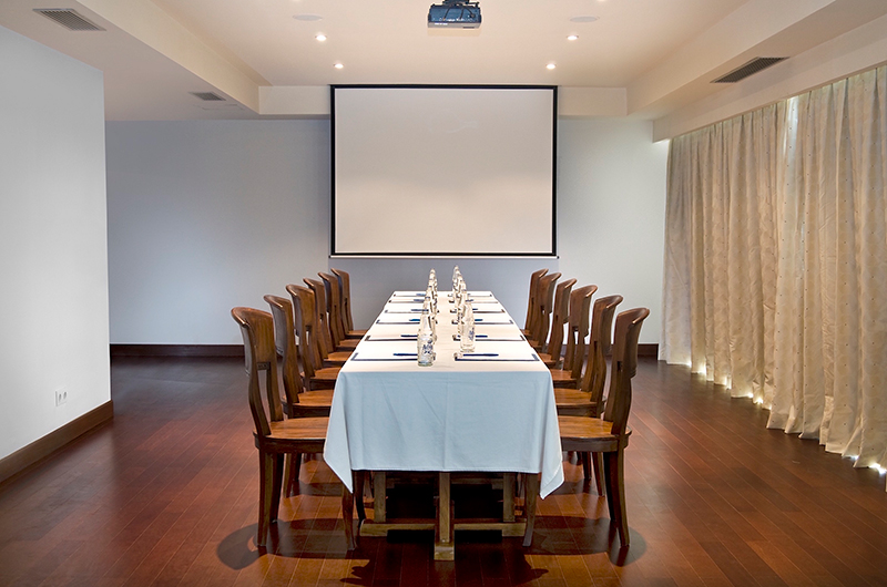 Batu Karang Lembongan Resort Meeting Table | Nusa Lembongan, Bali