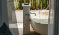 Batu Karang Lembongan Resort Stone Bathtub | Nusa Lembongan, Bali