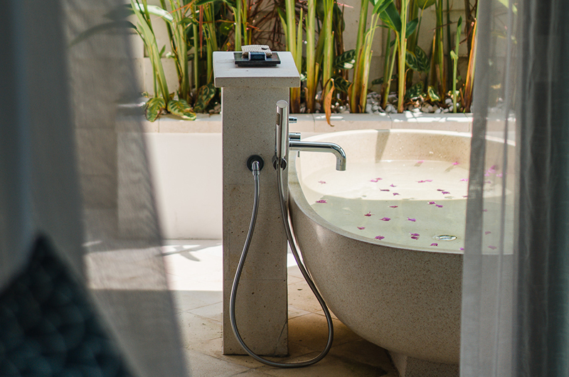Batu Karang Lembongan Resort Stone Bathtub | Nusa Lembongan, Bali