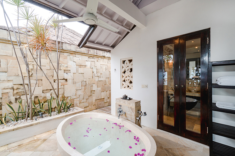 Batu Karang Lembongan Resort Bathtub with Rose Petals | Nusa Lembongan, Bali