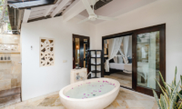 Batu Karang Lembongan Resort Outdoor Bathtub | Nusa Lembongan, Bali