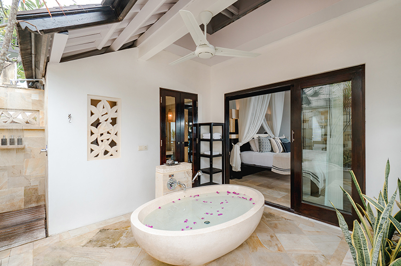 Batu Karang Lembongan Resort Outdoor Bathtub | Nusa Lembongan, Bali