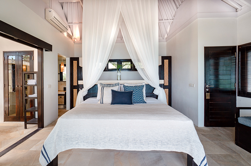 Batu Karang Lembongan Resort Bedroom with Four Poster Bed | Nusa Lembongan, Bali