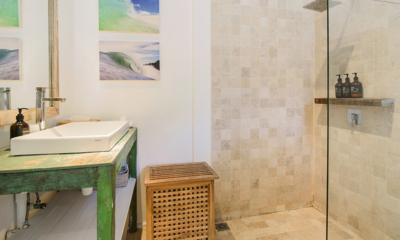 Beach House Bathroom with Paintings | Nusa Lembongan, Bali