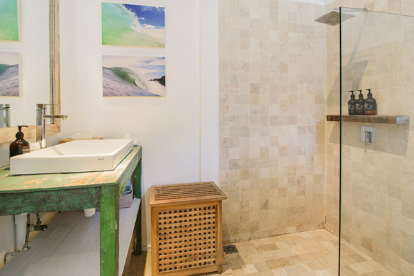 Beach House Bathroom with Paintings | Nusa Lembongan, Bali
