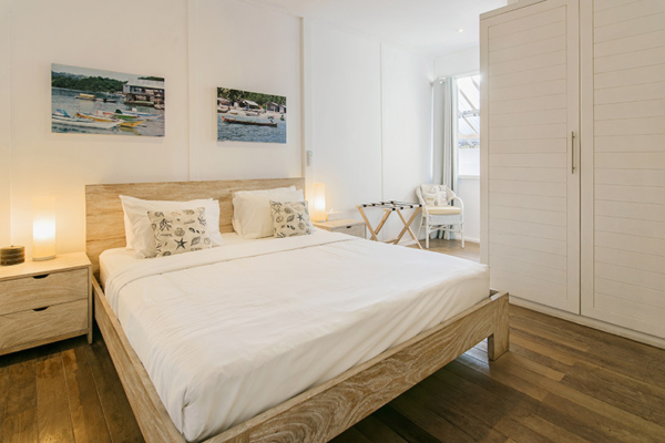 Beach House Bedroom with Paintings | Nusa Lembongan, Bali