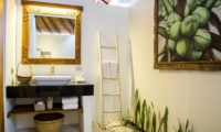 Bersantai Villas Villa Kundalini Bathroom | Nusa Lembongan, Bali