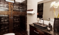 Castaway 3Br En-suite Bathroom | Nusa Lembongan, Bali