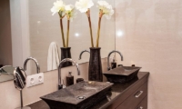 Castaway 3Br Bathroom | Nusa Lembongan, Bali