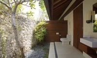 Opera Villa Outdoor Bathroom | Nusa Lembongan, Bali
