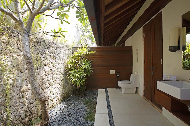 Opera Villa Outdoor Bathroom | Nusa Lembongan, Bali