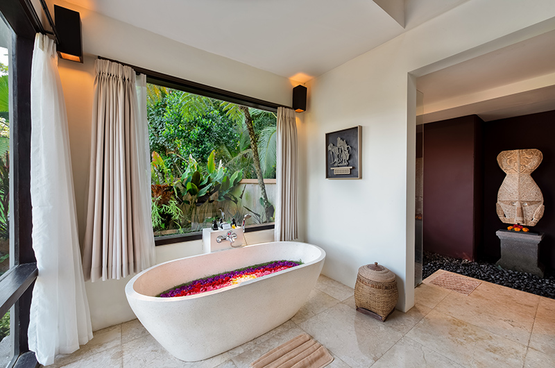 Villa Kembang Dahlia Room Bathroom with Bathtub | Ubud, Bali