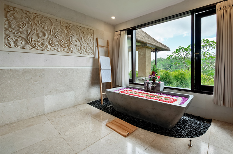 Villa Kembang Flamboyan Room Bathroom with Bathtub | Ubud, Bali