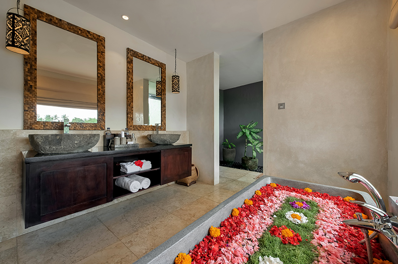 Villa Kembang Bougainvillea Room Bathroom with Romantic Bathtub Set Up | Ubud, Bali