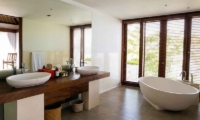 Villa Lago Master Bathroom | Nusa Lembongan, Bali