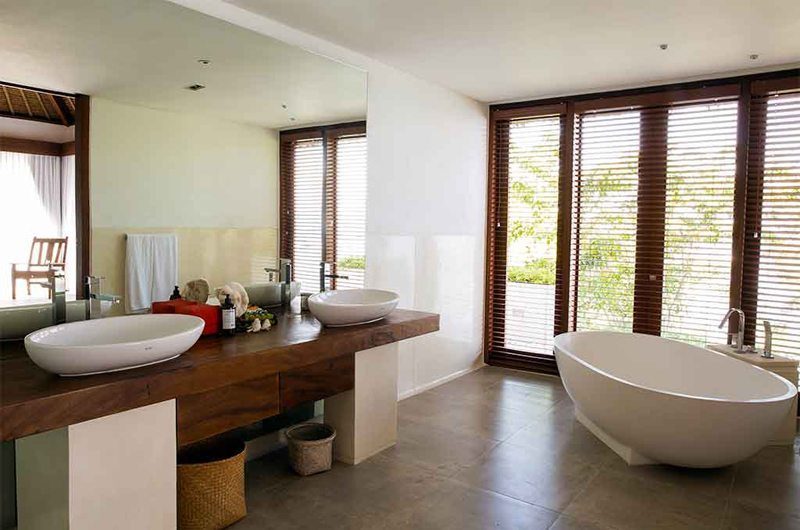 Villa Lago Master Bathroom | Nusa Lembongan, Bali