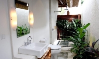 Villa Pantai Lembongan Bathroom | Nusa Lembongan, Bali