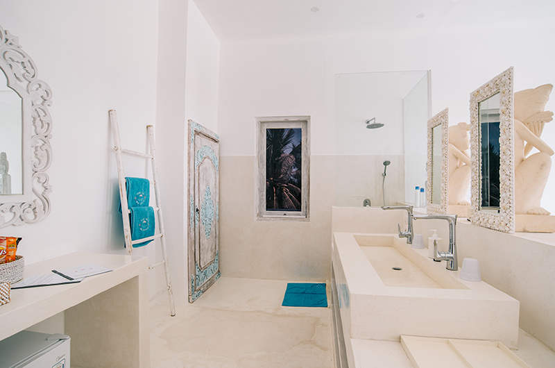 Villa Gili Bali Beach Bathroom with Vanity | Gili Trawangan, Lombok