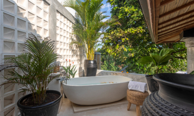 Villa Maison Matisse Bathroom Three with Bathtub | Seseh-Tanah Lot, Bali