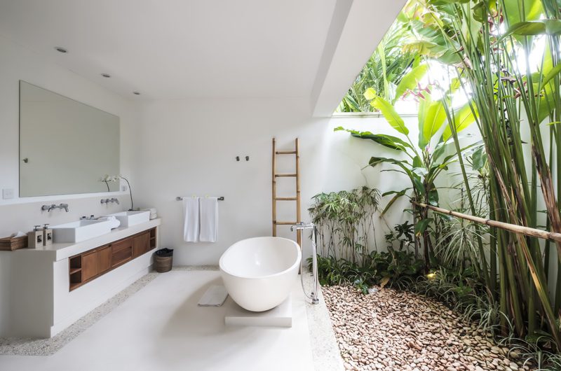 Villa Tjitrap Open Plan Bathtub with Mirror | Seminyak, Bali