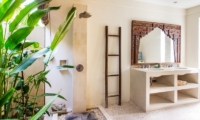 Villa Gembira Batubelig Guest Bathroom | Batubelig, Bali