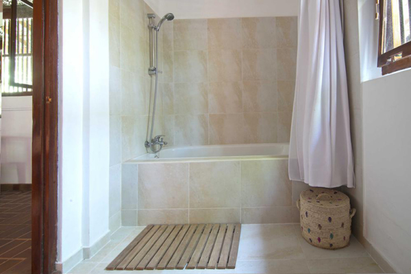 Pointe Sud Bathtub | Mirissa, Sri Lanka Pointe Sud Bathtub | Mirissa, Sri Lanka