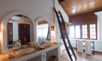 Pointe Sud His and Hers Bathroom with Mirror | Mirissa, Sri Lanka