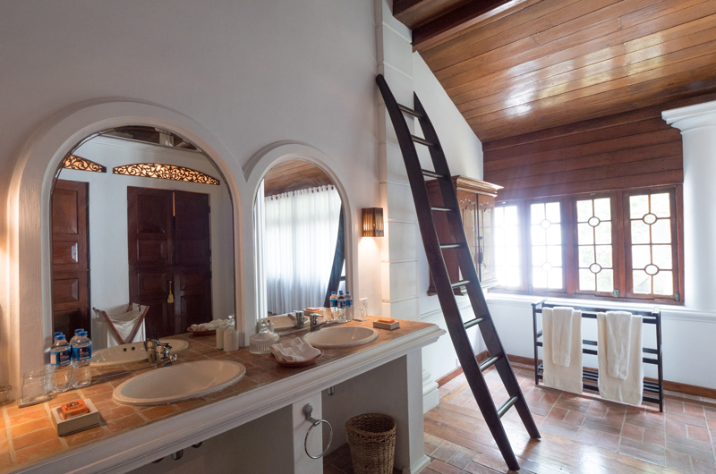 Pointe Sud His and Hers Bathroom with Mirror | Mirissa, Sri Lanka