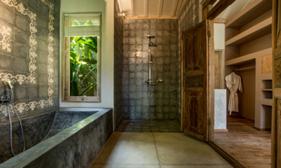 Villa Mannao Bathroom One with Bathtub | Kerobokan, Bali
