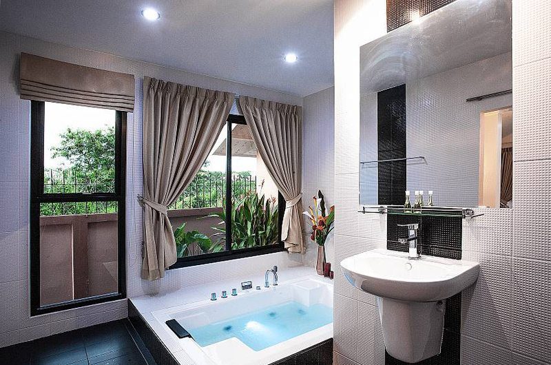 Baan Chatmanee Master Bathroom | Pattaya, Thailand