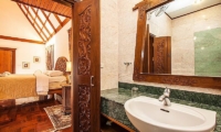 Baan Wat En-suite Bathroom | Pattaya, Thailand