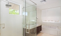 Villa Alangkarn Andaman En-suite Bathroom | Nai Harn, Phuket