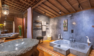 Villa Nag Shampa Bathroom with Bathtub and Mirror | Ubud Payangan, Bali