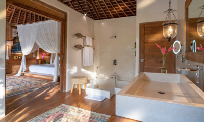 Villa Nag Shampa Bedroom and Bathoom with Wooden Floor | Ubud Payangan, Bali